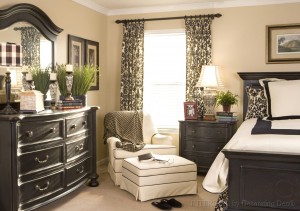 bedroom-interior-design_black-cream-and-green_damask-print-window-treatment